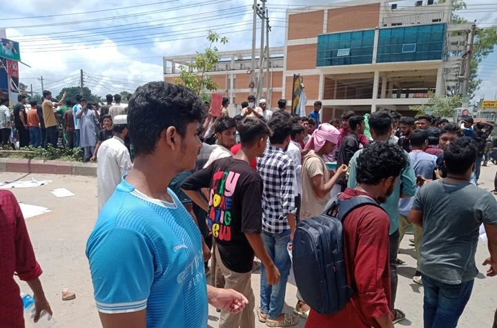 ঢাকা-ময়মনসিংহ মহাসড়ক অবরোধ চলছে