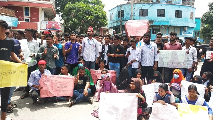 বাসাইলে কোটাবিরোধী শিক্ষার্থীদের সড়ক অবরোধ