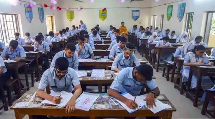 সূচি পেছানোয় দুশ্চিন্তায় এইচএসসি পরীক্ষার্থীরা