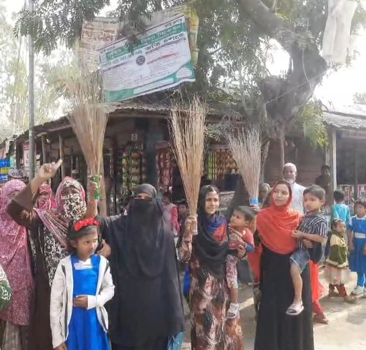 লালমনিরহাট-২ আসনের বিএনপি প্রার্থীর বিরুদ্ধে ঝাড়ু মিছিল সাধারণ জনগণের
