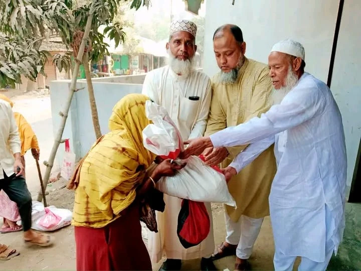বগুড়ায় আইয়ুব আলী সরকার ফাউণ্ডেশনের উদ্যোগে ইফতার সামগ্রী বিতরণ