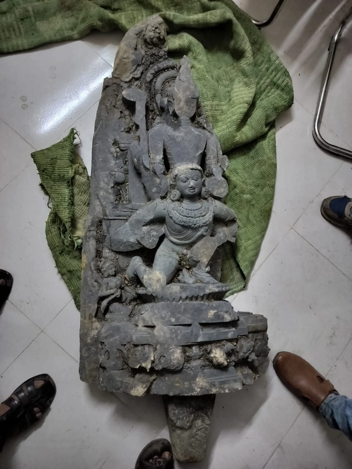 নওগাঁয় ১৩৭ কেজি ওজনের কষ্টিপাথরের মূর্তি উদ্ধার