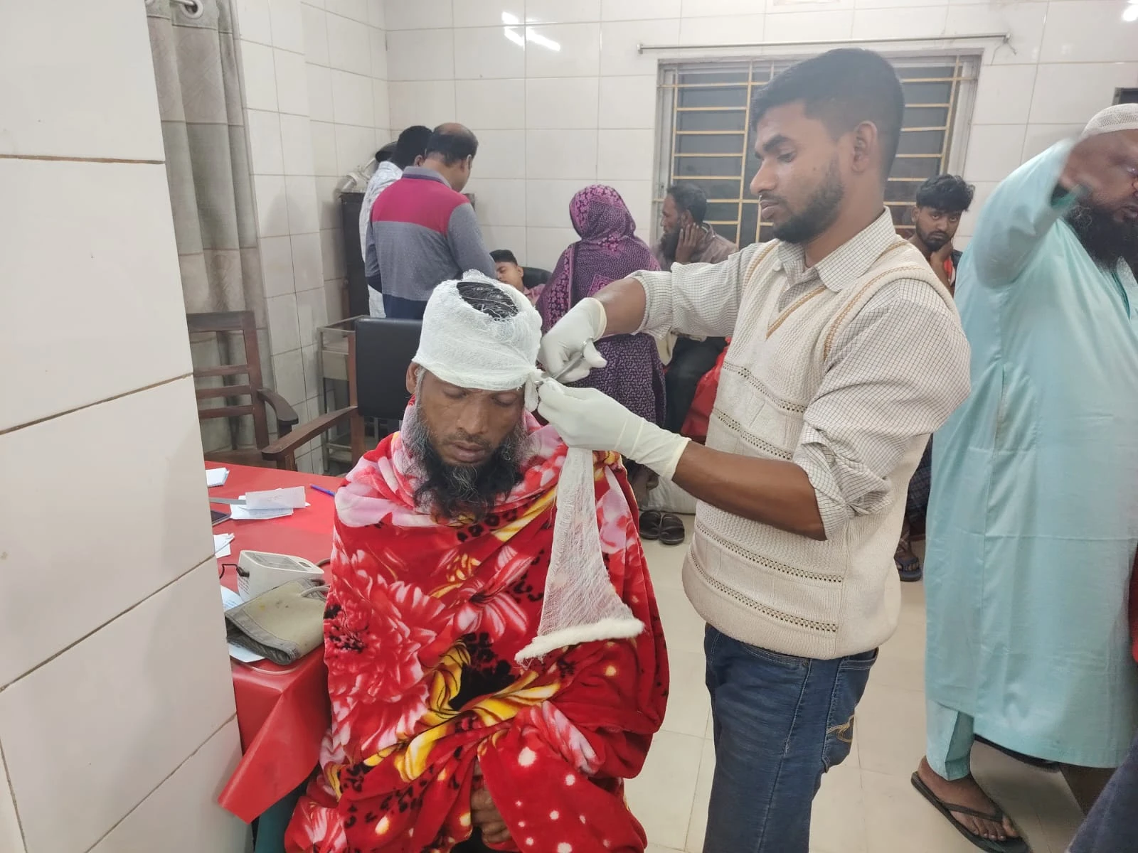 নামাজ থেকে বের হলে জামায়াতের উপর বিএনপির অতর্কিত হামলায় আহত ২৫