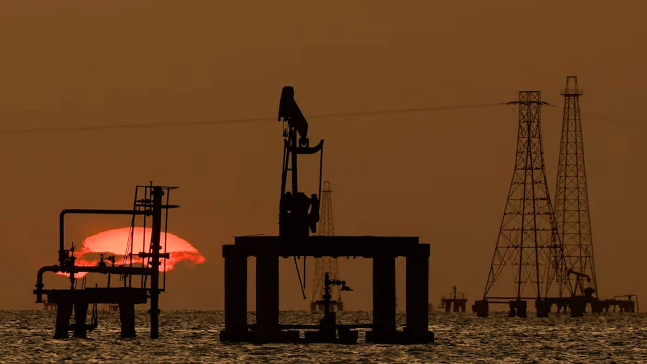 তেলের বাজারে অস্থিরতা, আবারও লাফিয়ে বাড়ল দাম