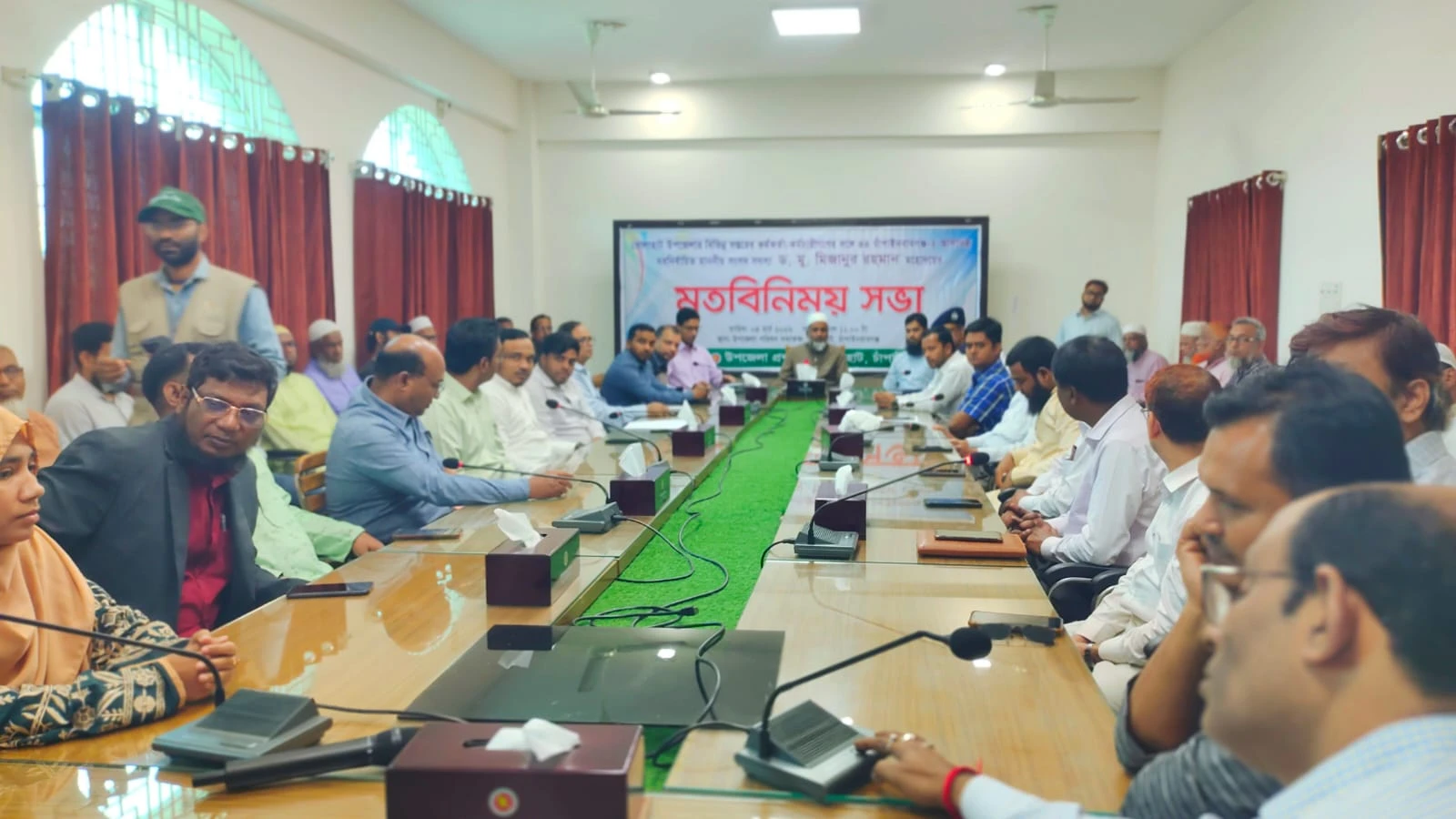 ভোলাহাটে বিভিন্ন দপ্তরের কর্মকর্তাদের সঙ্গে নবনির্বাচিত এমপির মতবিনিময় সভা