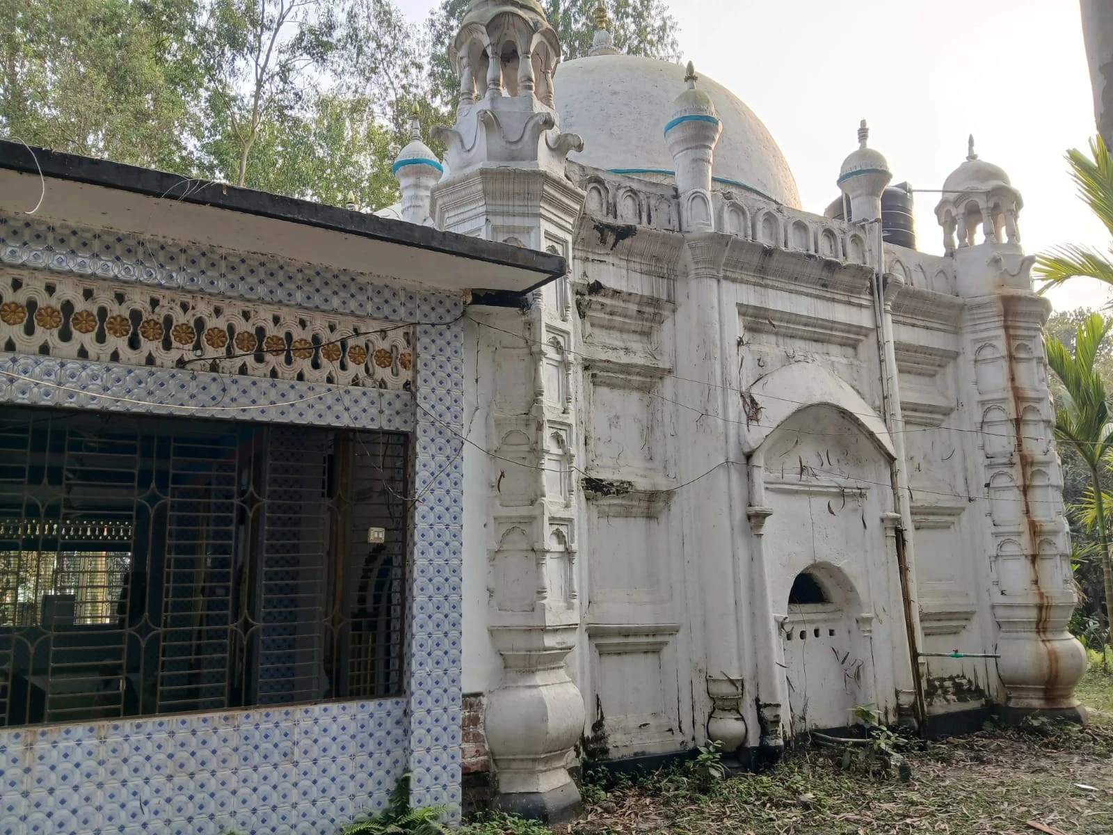 কুড়িগ্রামে সময়ের সাক্ষী হয়ে দাঁড়িয়ে আছে সাড়ে চারশ বছরের প্রাচীন মসজিদ