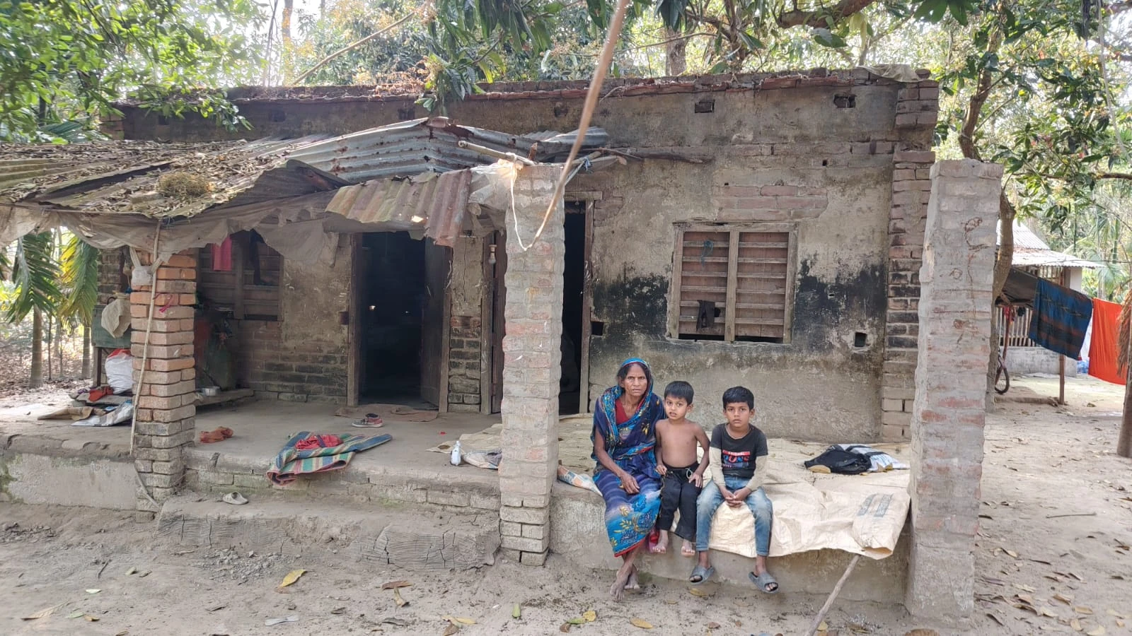 কেশবপুরে জরাজীর্ণ ঘরে অসহায় সুপিয়া বেগম, মানবিক সহায়তার আবেদন