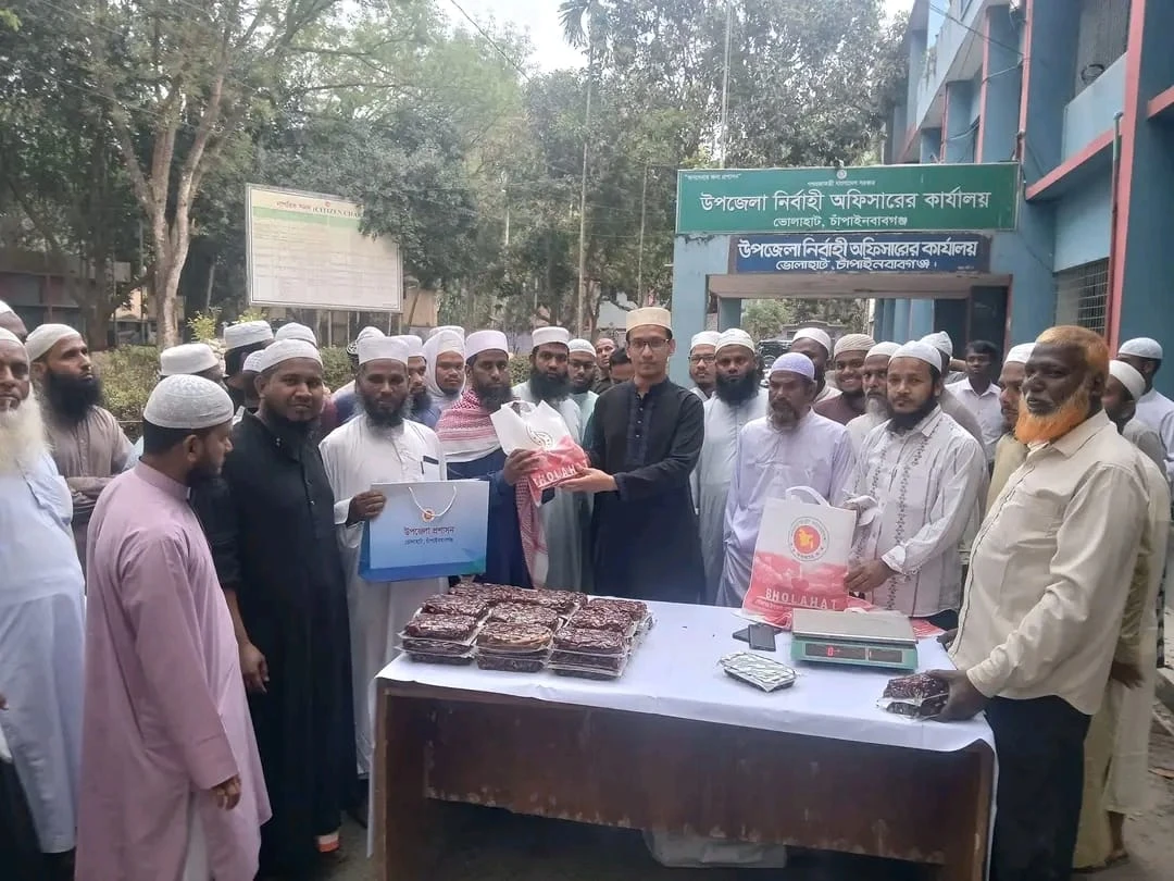 ভোলাহাটে ৪২টি মাদ্রাসায় সৌদি আরবের উপহারের খেজুর বিতরণ