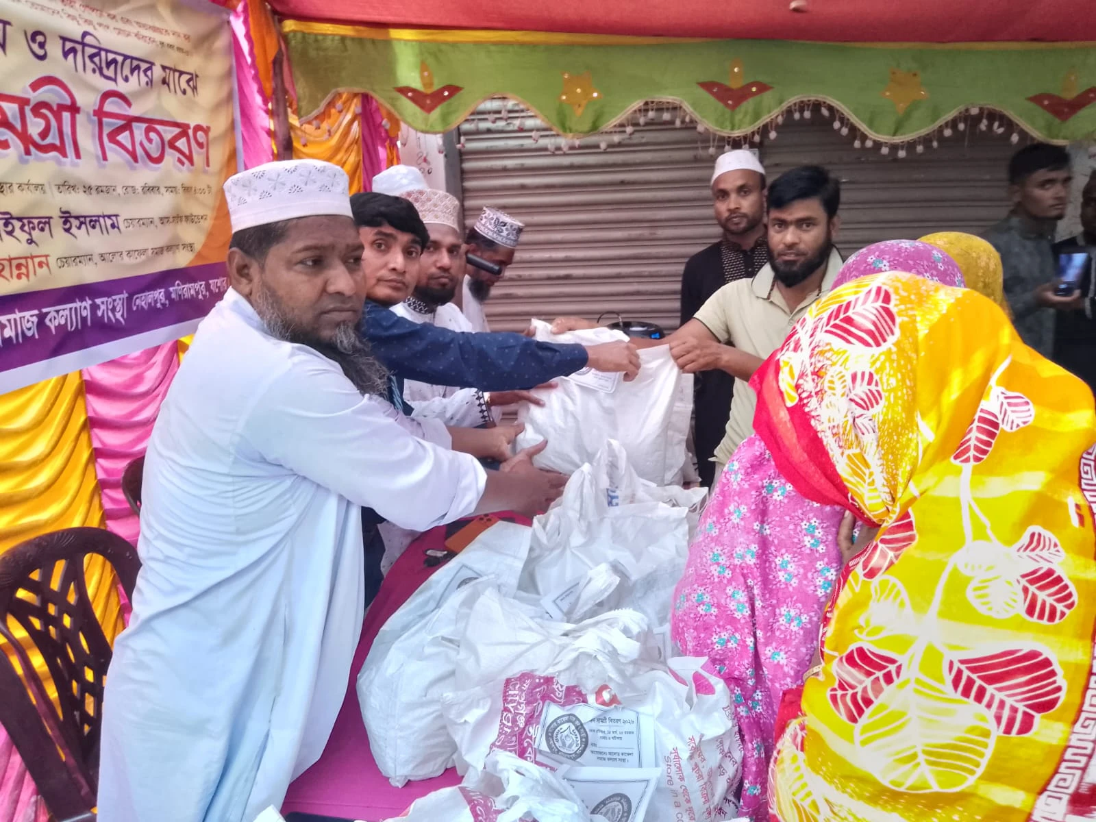 মনিরামপুরে হতদরিদ্রদের মাঝে ঈদ সামগ্রী বিতরণ করল আলোর কাফেলা