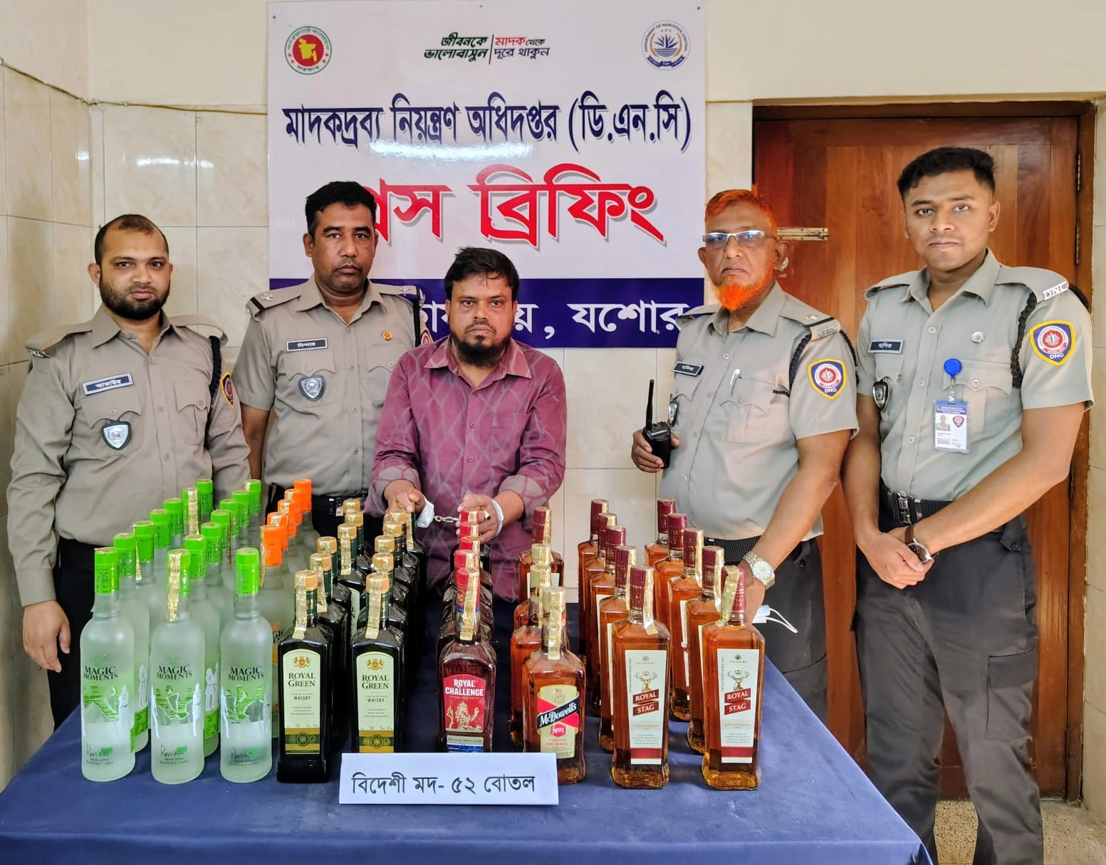 যশোরে ৫২ বোতল বিদেশি মদসহ গ্রেফতার ১