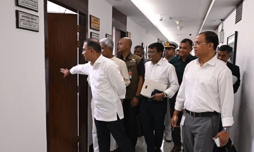 সচিবালয়ের বিভিন্ন দপ্তরে প্রধানমন্ত্রীর আকস্মিক পরিদর্শন