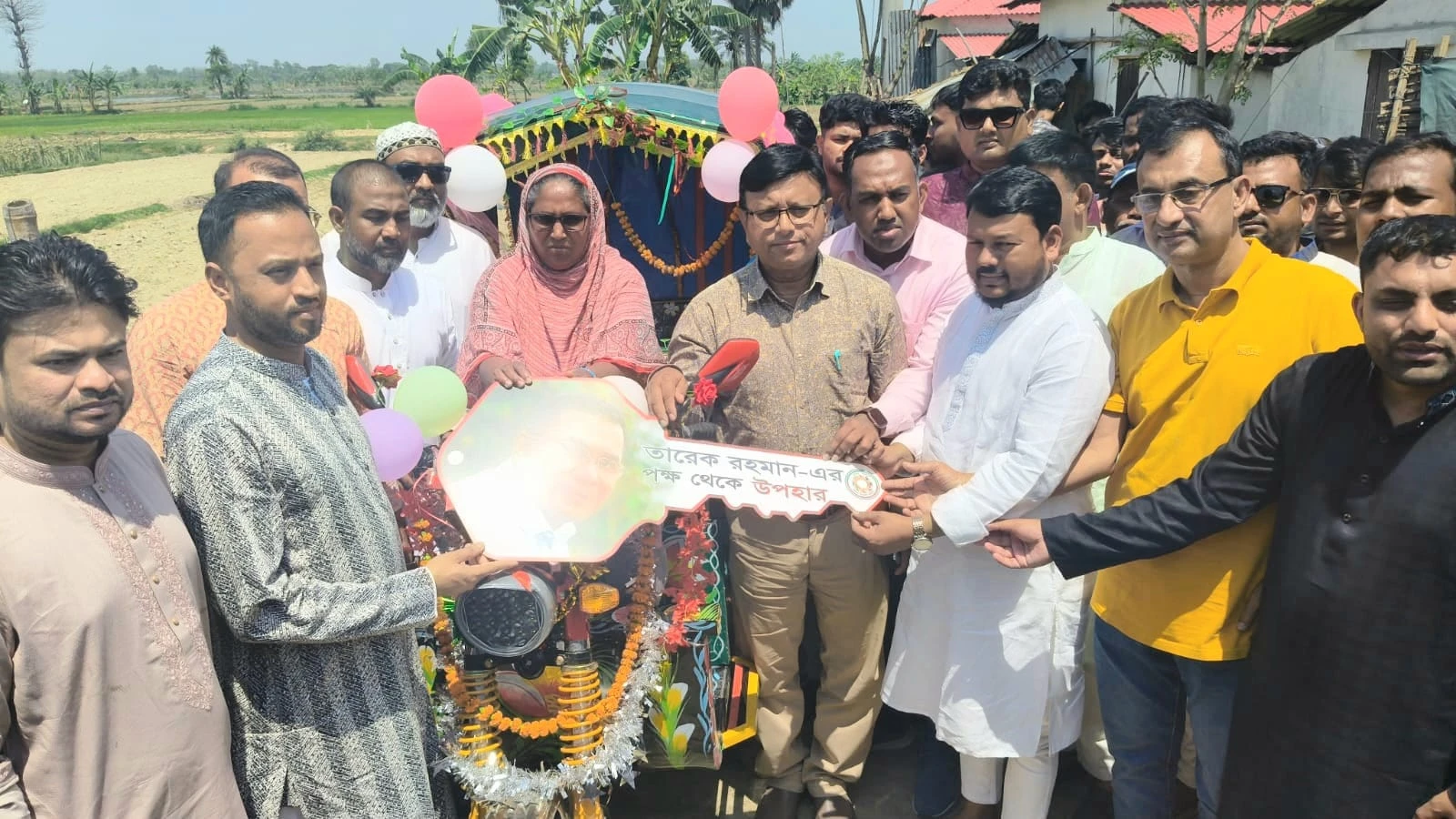 অসহায় টুলি বেগমের কাছে উপহার পাঠালেন প্রধানমন্ত্রী
