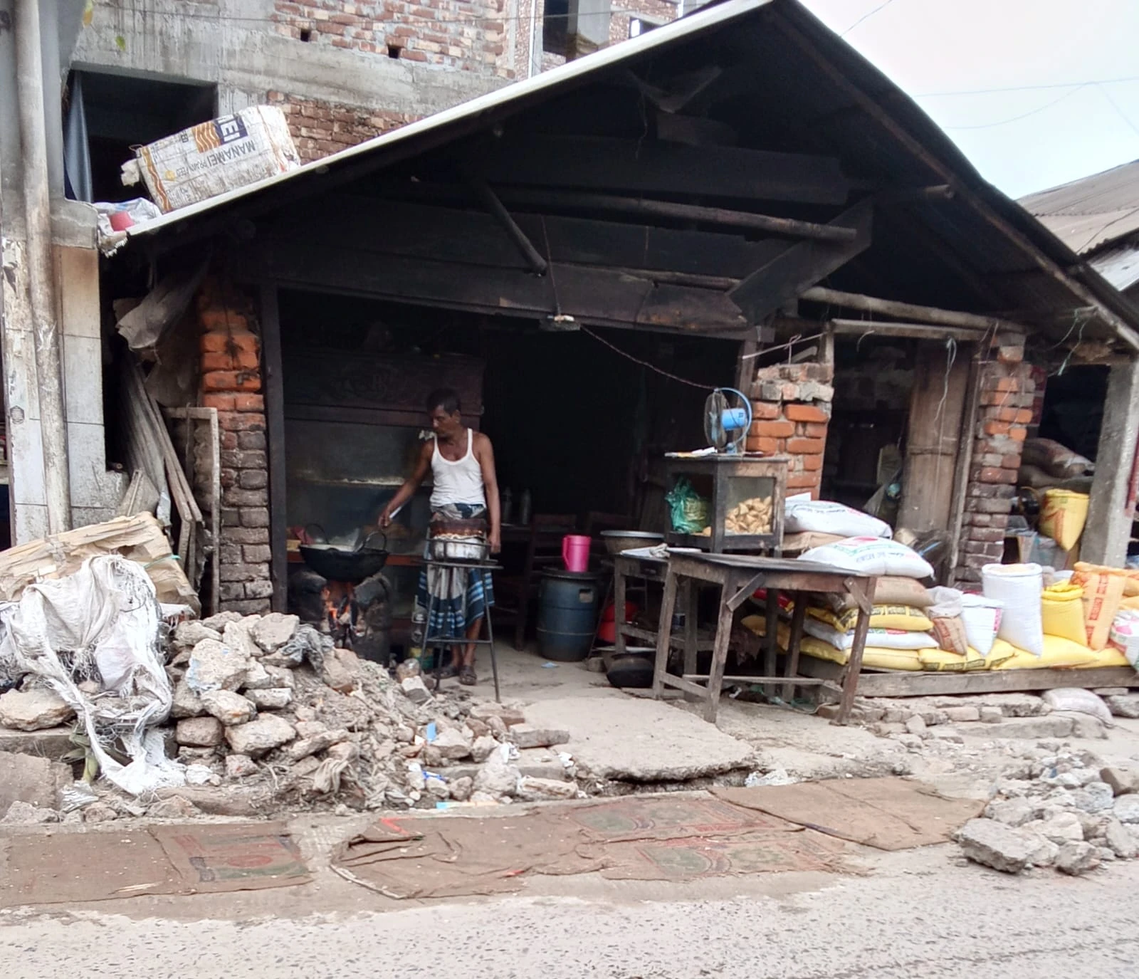 মণিরামপুর থানার সামনে অস্বাস্থ্যকর হোটেল ব্যবসা
