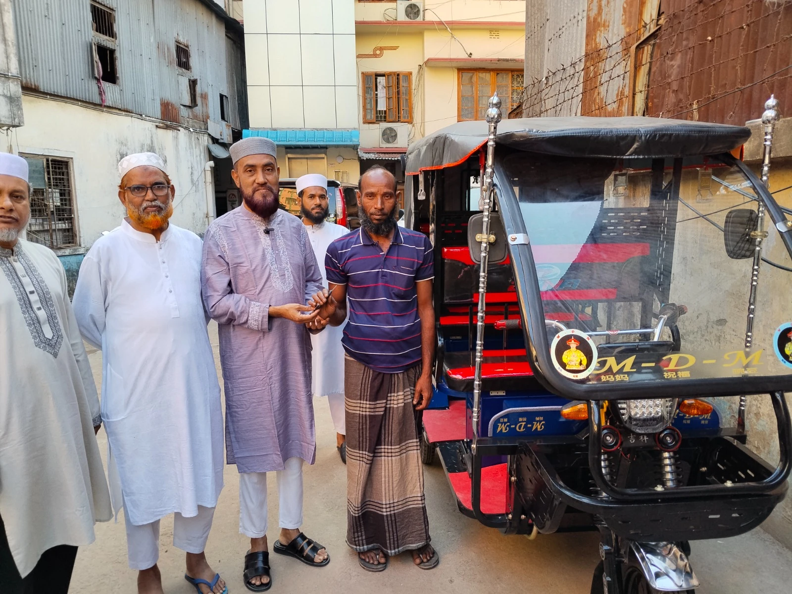 রাজধানীতে অসহায়দের মাঝে অটো-রিকশা বিতরণ