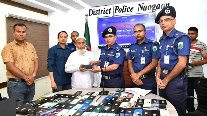 হারিয়ে যাওয়া ৮৫টি মোবাইল মালিকদের হাতে তুলে দিলেন পুলিশ সুপার