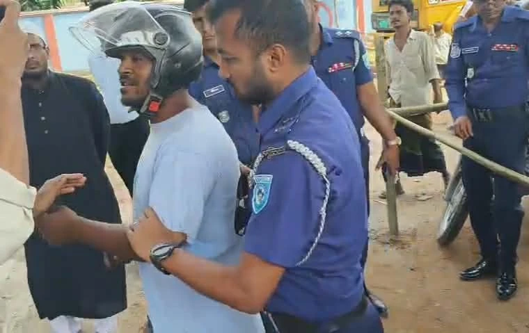 ভূরুঙ্গামারীতে তেল সংকটে উত্তেজনা, পুলিশের উপর চড়াও হয়ে আটক ২ বাইকার