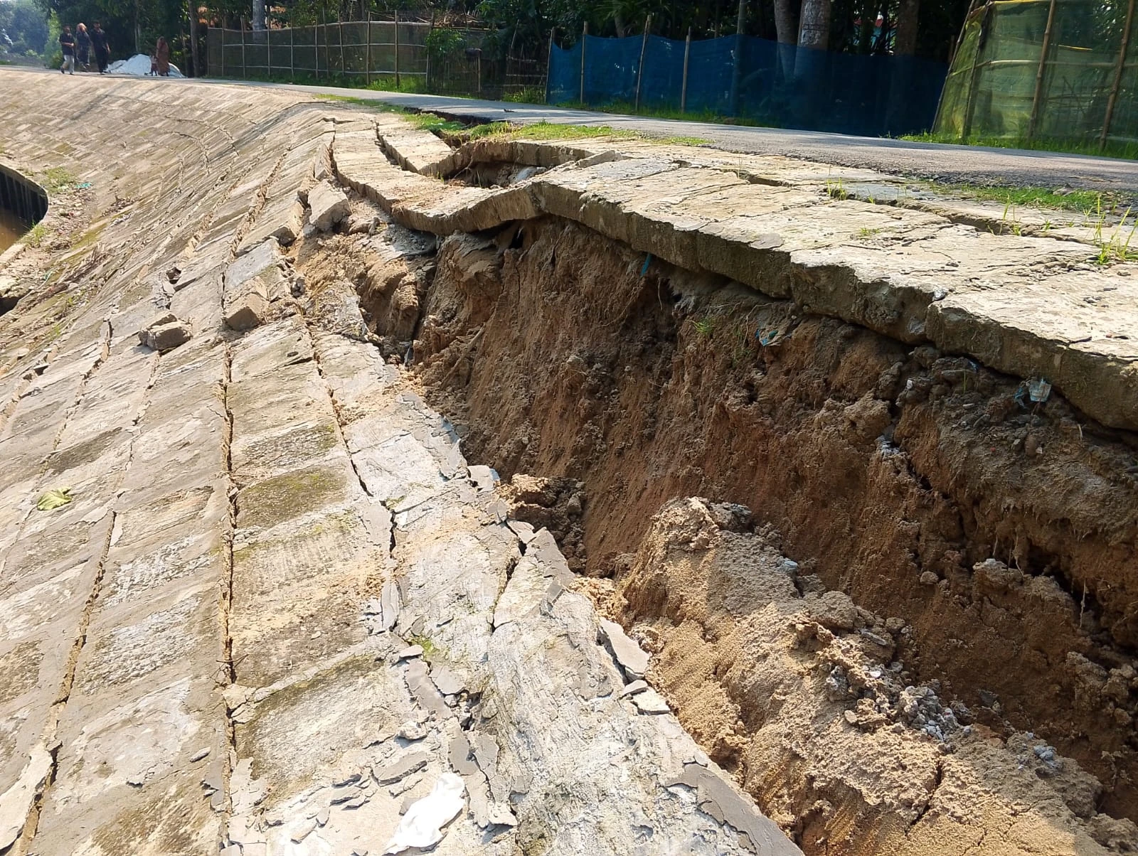 ৩ মাসেই বিধ্বস্ত কোটি টাকার বাঁধ: কুলাউড়ায় হুমকিতে নওয়াগাঁও-অলিপুর সড়ক