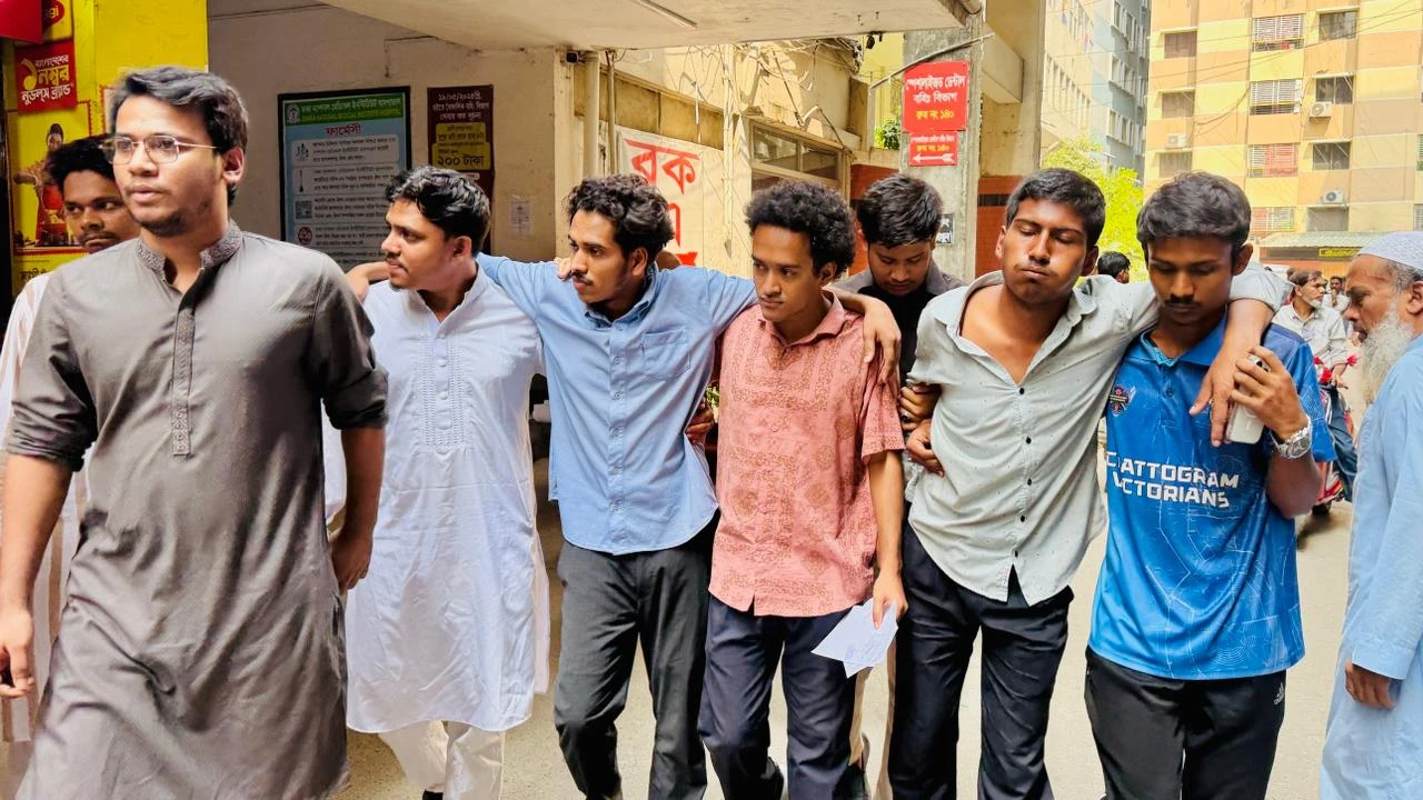 কবি নজরুল কলেজে দুই সাংবাদিককে পিটিয়ে আহত করল ছাত্রদল