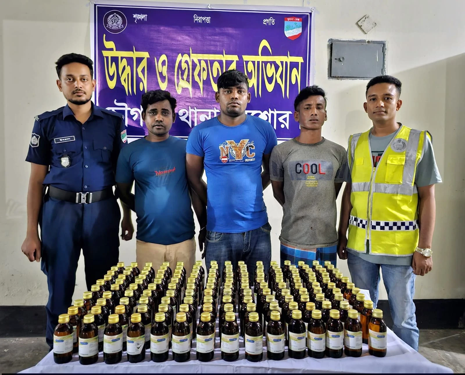 চৌগাছায় বিশেষ অভিযানে ১৫০ বোতল রেক্টিফাইড স্পিরিটসহ গ্রেফতার ৩