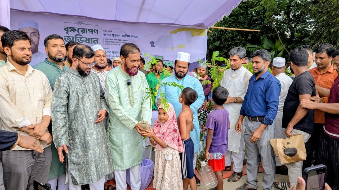 প্লাস্টিকের বোতল জমা দিলেই মিলছে গাছের চারা: বিশ্ব পরিবেশ দিবসে সেলিম উদ্দিনের ব্যতিক্রমী উদ্যোগ