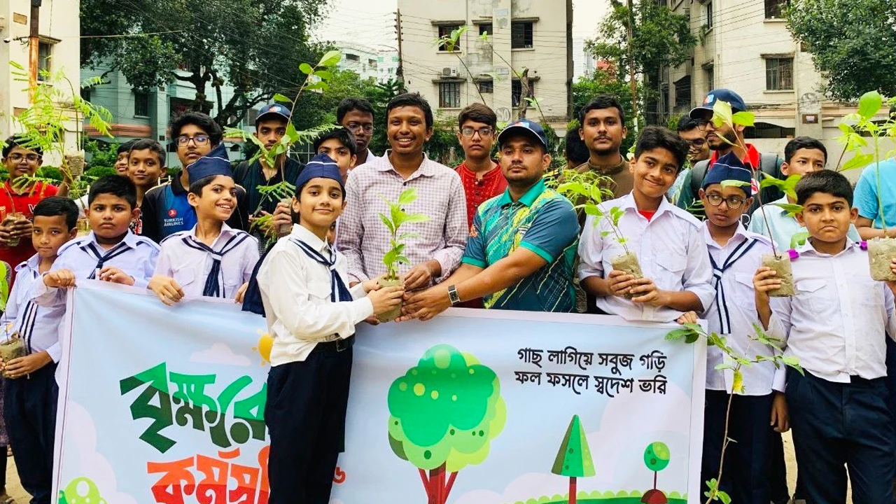 বিশ্ব পরিবেশ দিবসে মিরপুরে ফুলকুঁড়ি আসরের পরিচ্ছন্নতা ও বৃক্ষরোপণ কর্মসূচি