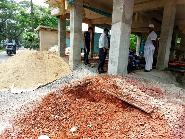 সড়কের পাশে নির্মাণসামগ্রী রাখায় আখাউড়ায় তিনজনকে জরিমানা