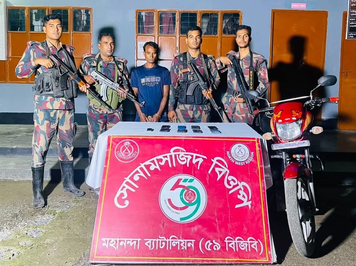 চাঁপাইনবাবগঞ্জ সীমান্তে মোটরসাইকেলসহ ৯ ভারতীয় মোবাইল জব্দ, আটক ১