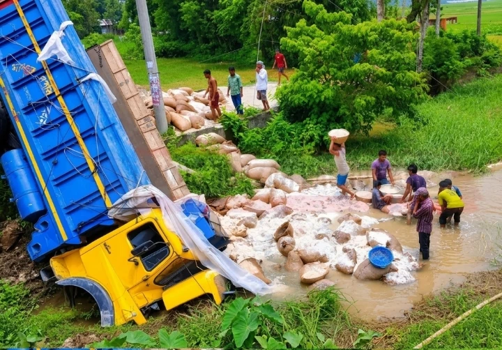 ‎মৌলভীবাজারে সরকারি চালের ট্রাক ব্রিজের নিচে, পানিতে নষ্ট বহু চালের বস্তা
