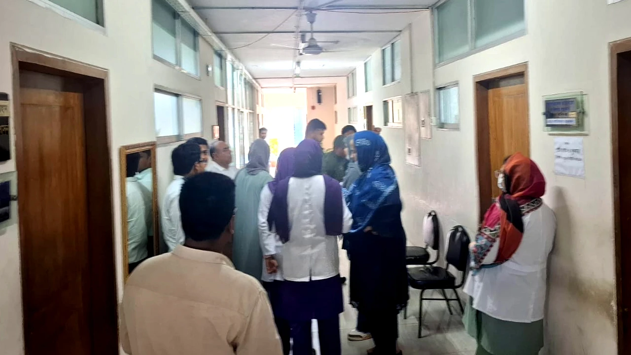 স্বাস্থ্য অধিদপ্তরে আদ্-দ্বীনের বিদেশি শিক্ষার্থীরা, সাক্ষাৎ মেলেনি মহাপরিচালকের
