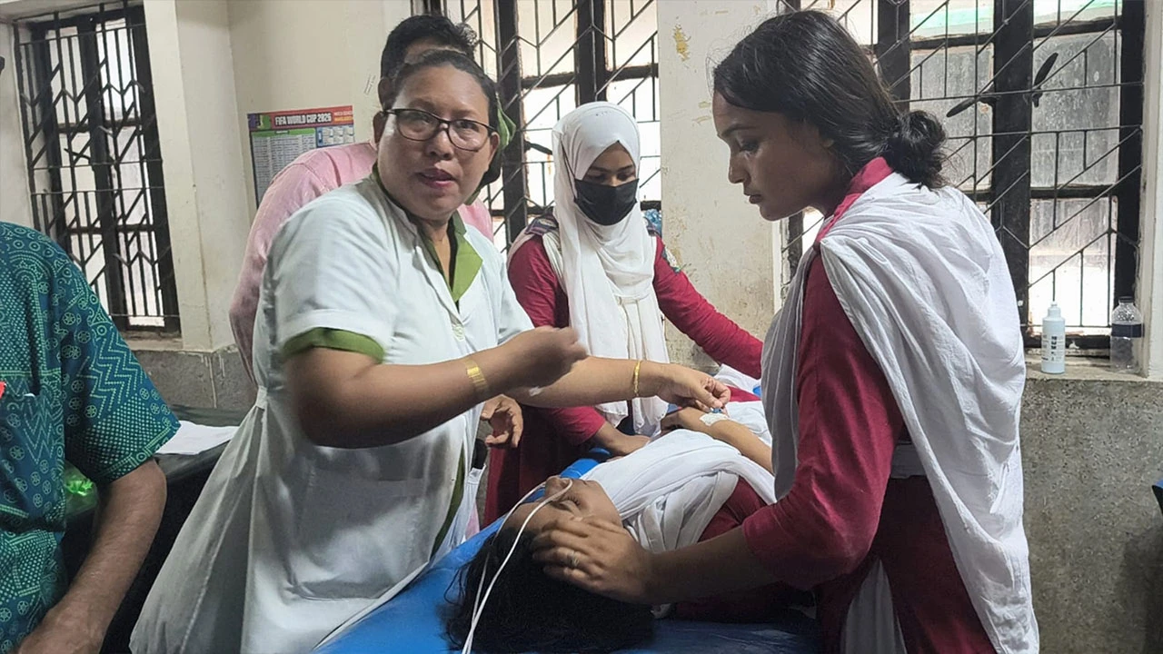 বরিশালে পারফিউমের ঘ্রাণে অসুস্থ হয়ে ১৫ শিক্ষার্থী হাসপাতালে