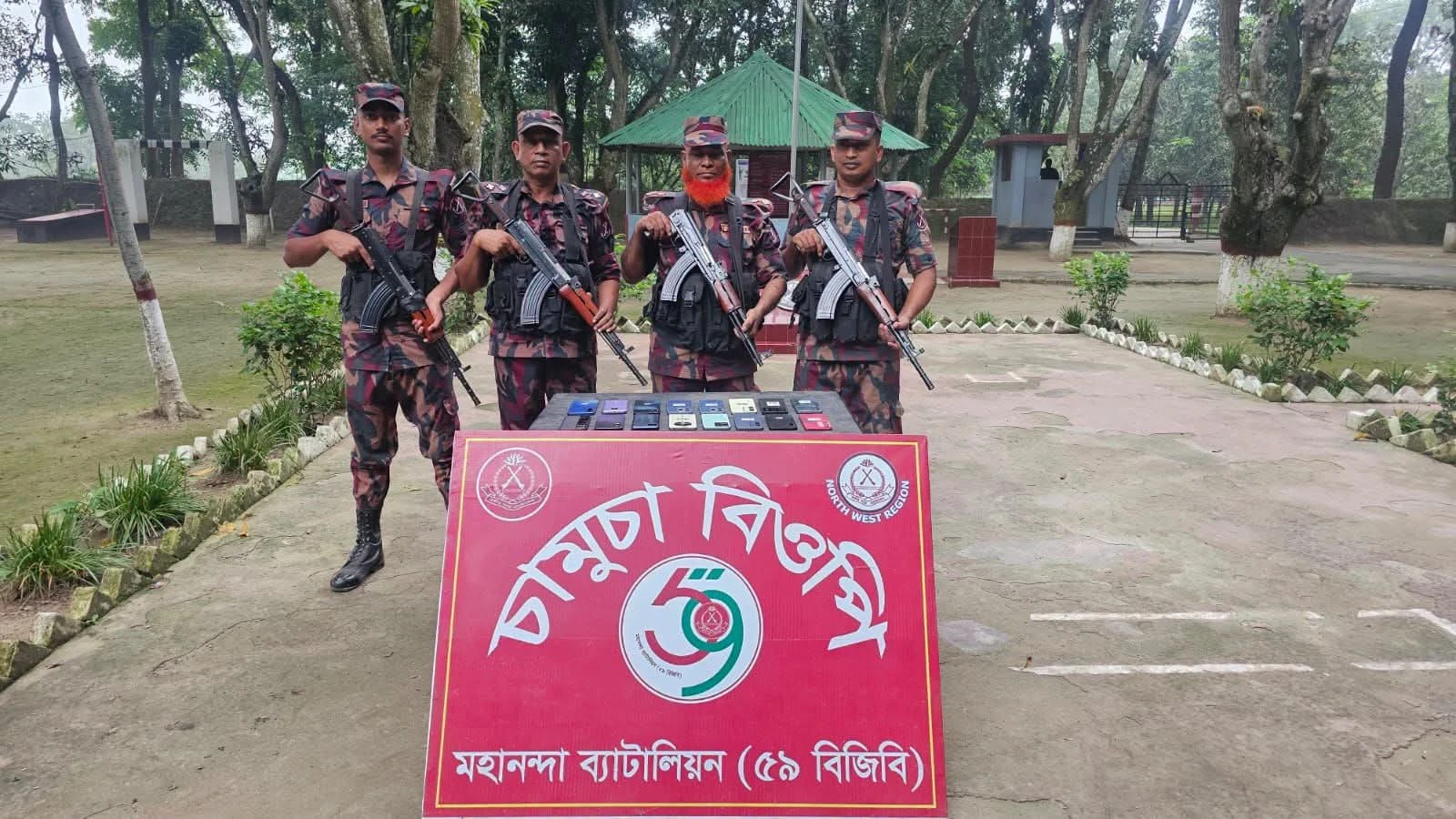 ভোলাহাট সীমান্তে মহানন্দা ব্যাটালিয়ন (৫৯ বিজিবি) এর অভিযানে ভারতীয় চোরাই মোবাইল ফোন জব্দ