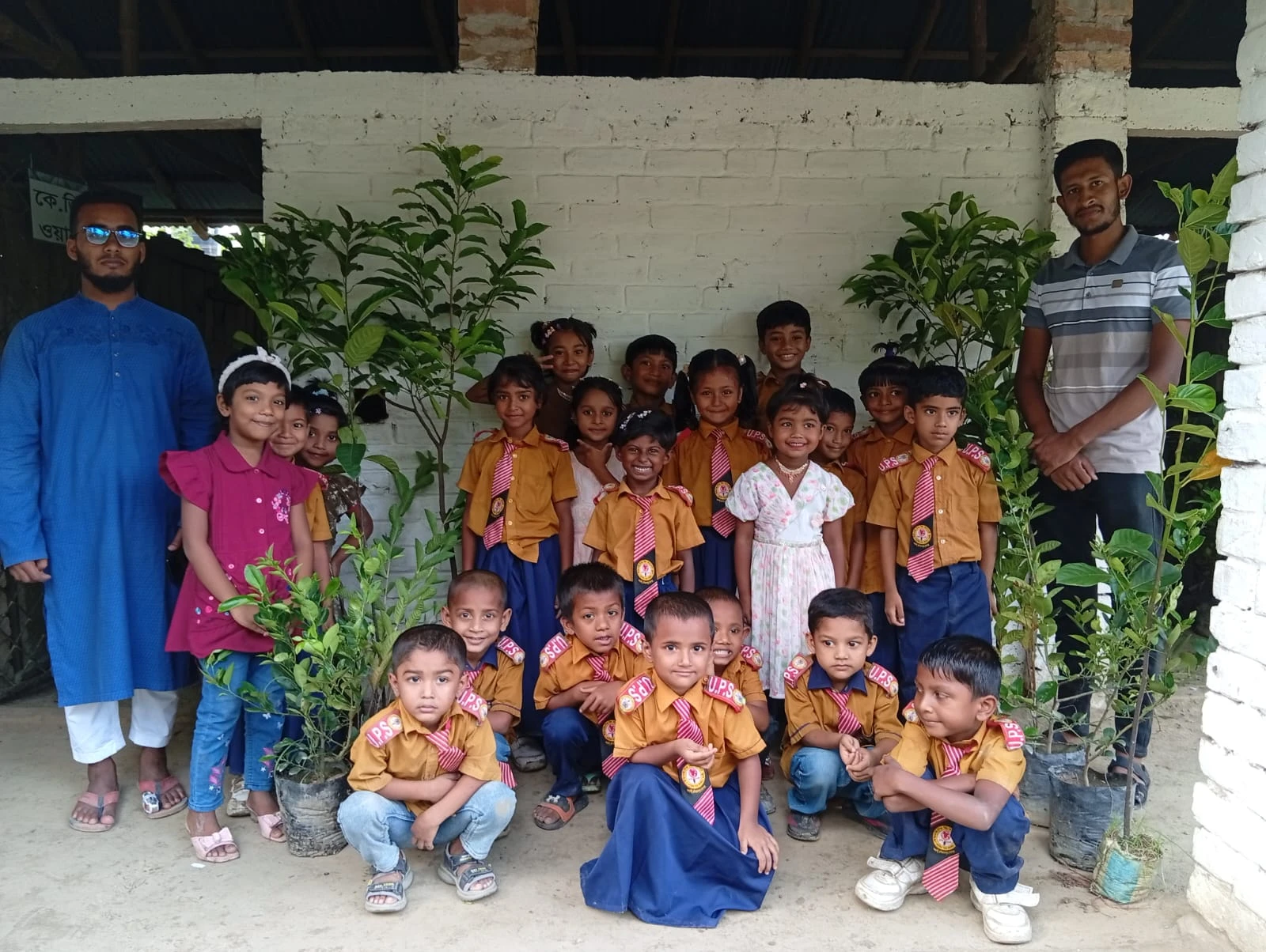 শিক্ষার্থীদের মাঝে ফল গাছের চারা বিতরণ করল ইউনাইটেড প্রি-ক্যাডেট স্কুল