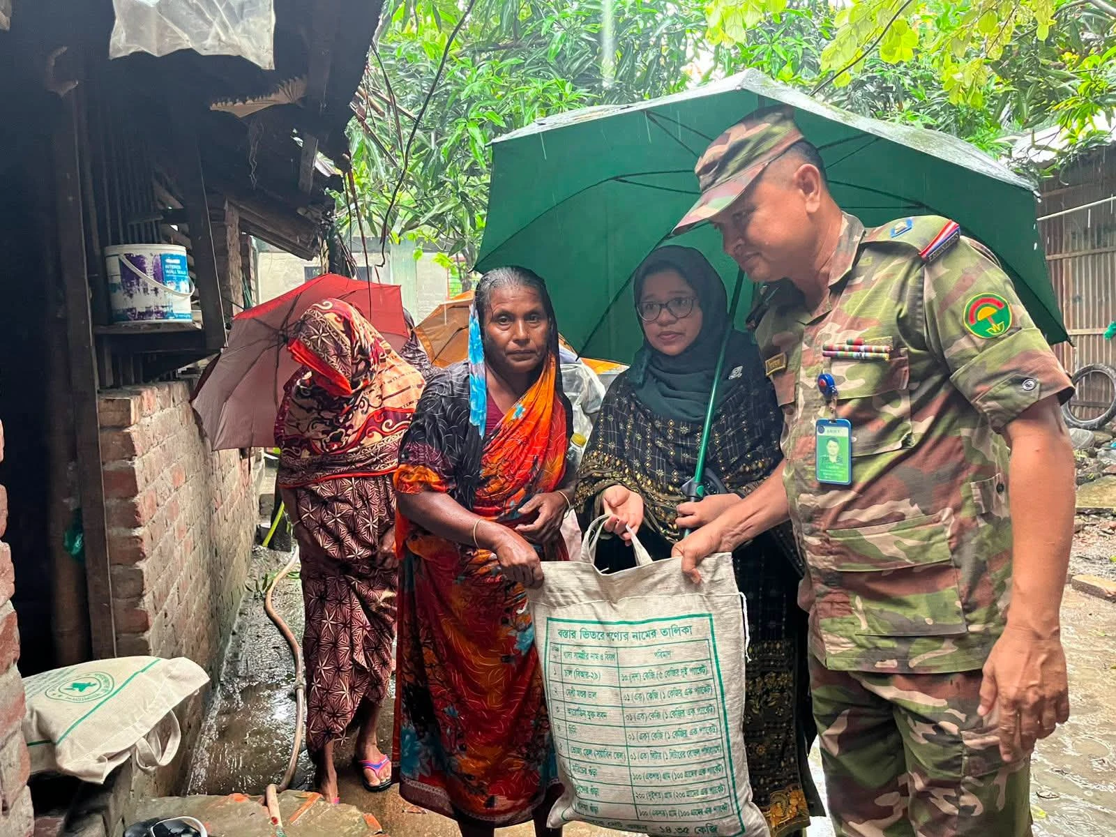 কেশবপুরে হরিহর নদীর পাড় ধসে নদীগর্ভে বিলীন ৪ বসতঘর, ক্ষতিগ্রস্তদের পাশে ইউএনও