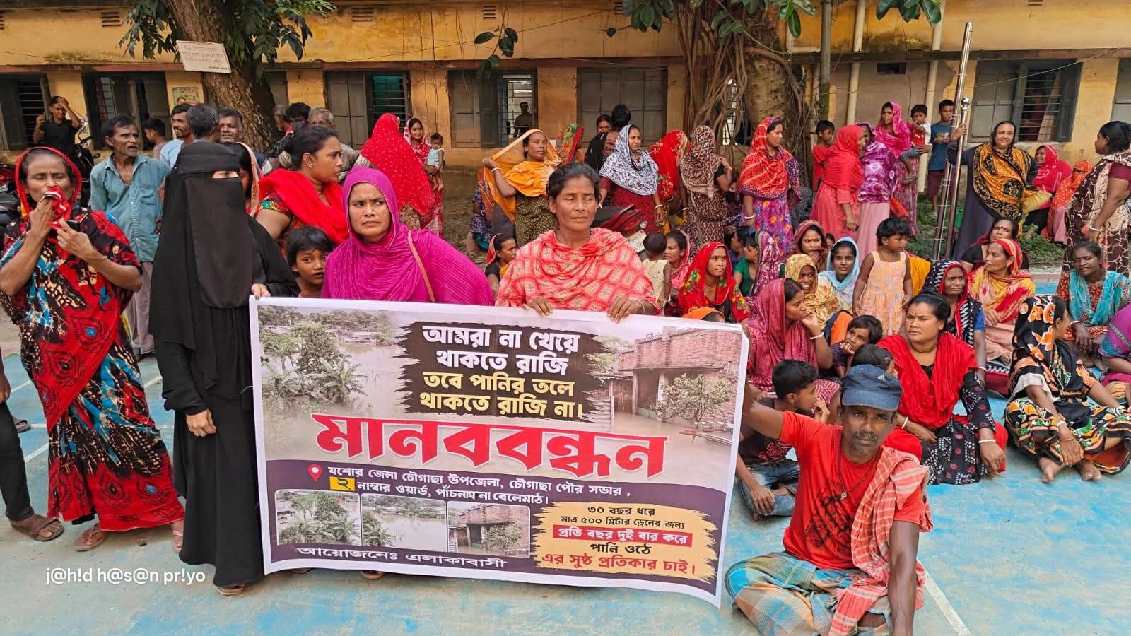 ৩০ বছরের জলাবদ্ধতায় দুর্বিষহ জীবন, মানববন্ধনের পর ইউএনওর আশ্বাসে সর্দারপাড়াবাসীর স্বস্তি