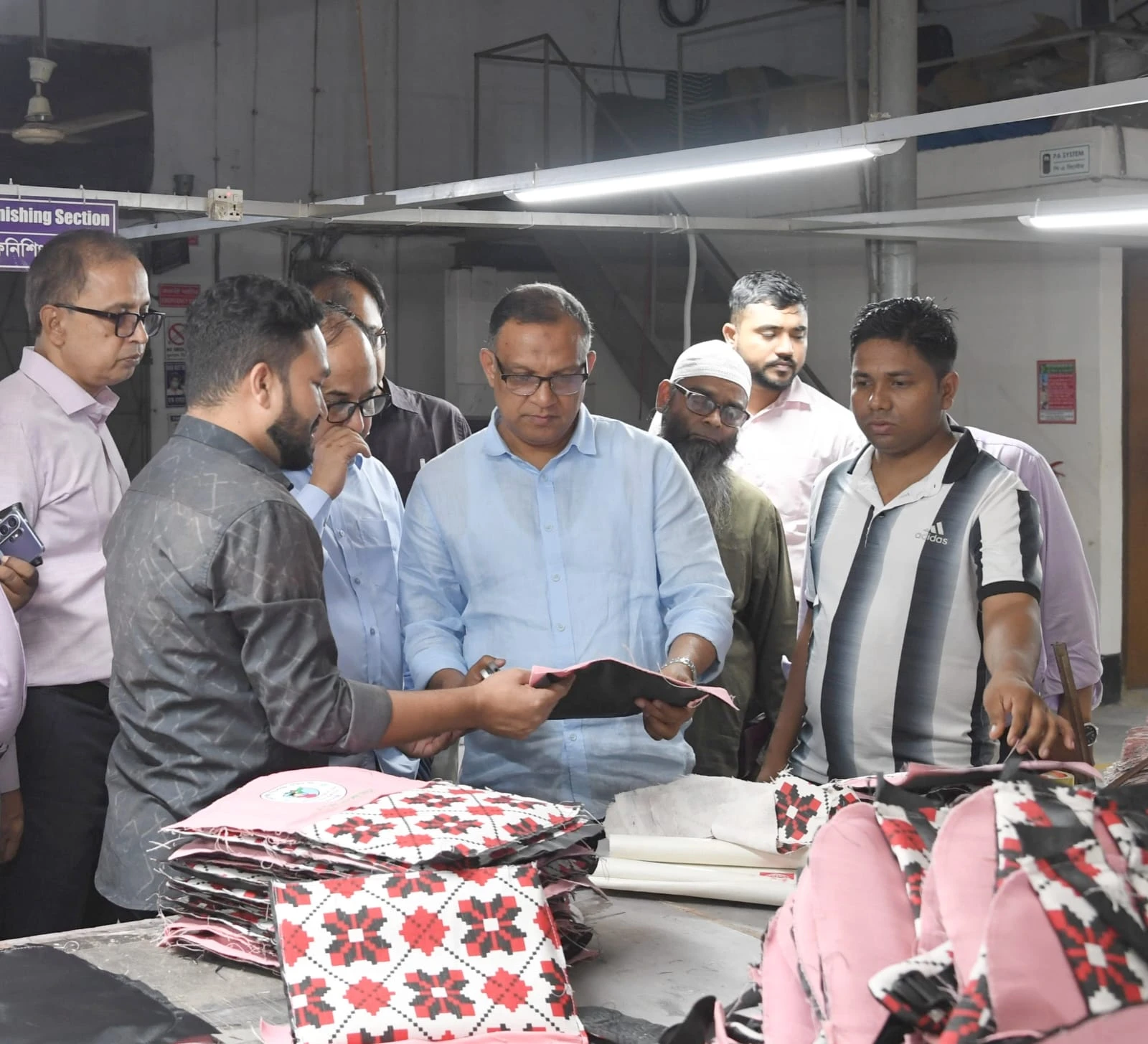 শিক্ষার্থীদের হাতে মানসম্মত পরিবেশবান্ধব পাটের ব্যাগ পৌঁছে দিতে কাজ করছে সরকার