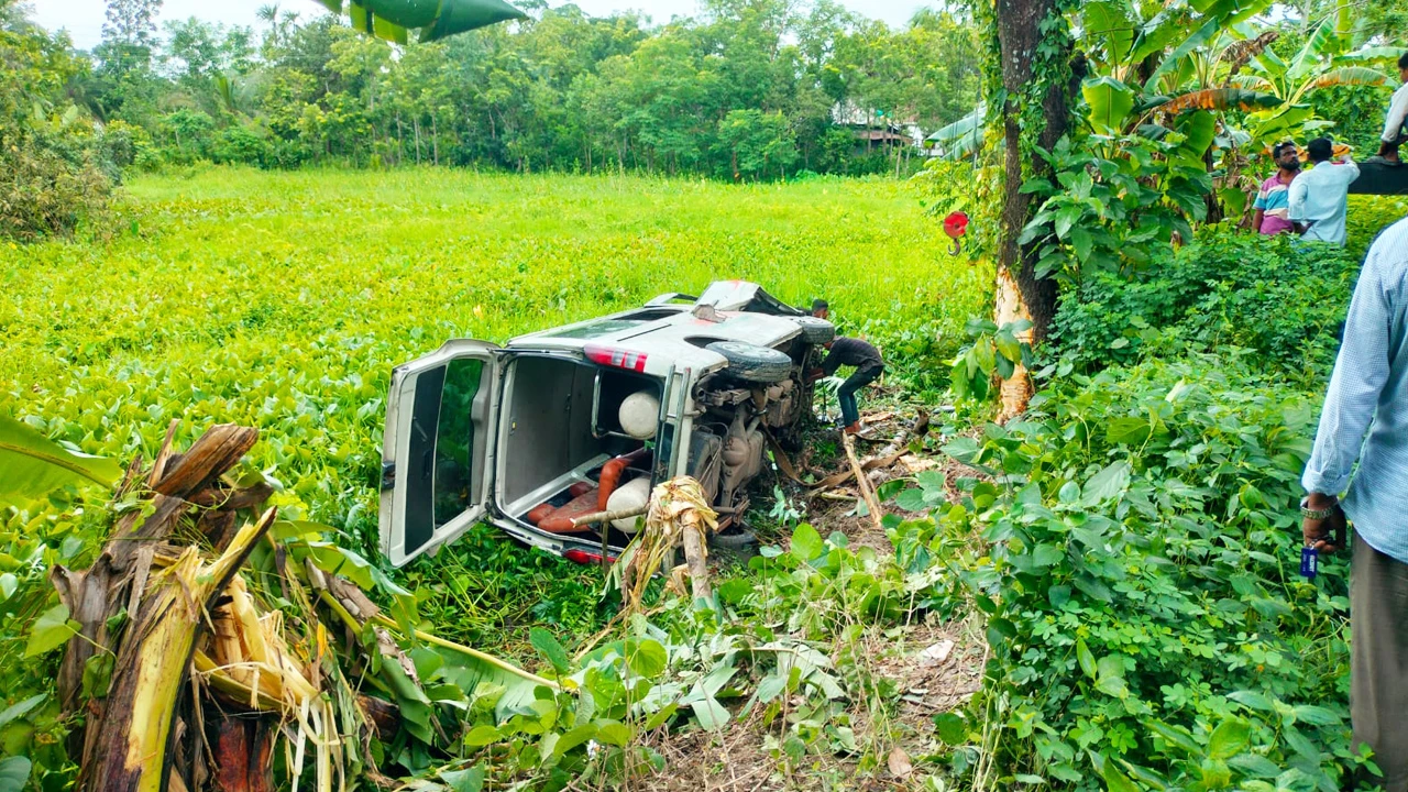 ঢাকায় যাওয়ার পথে রোগী নিয়ে খাদে পড়ল অ্যাম্বুলেন্স