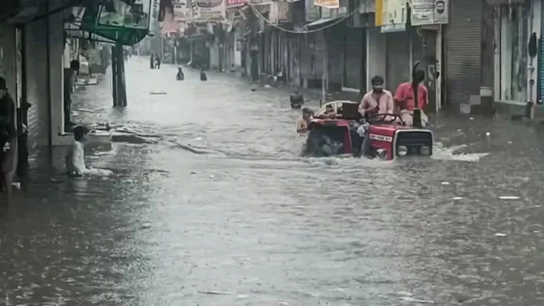দিল্লিতে টানা ভারী বৃষ্টি, জারি রেড অ্যালার্ট