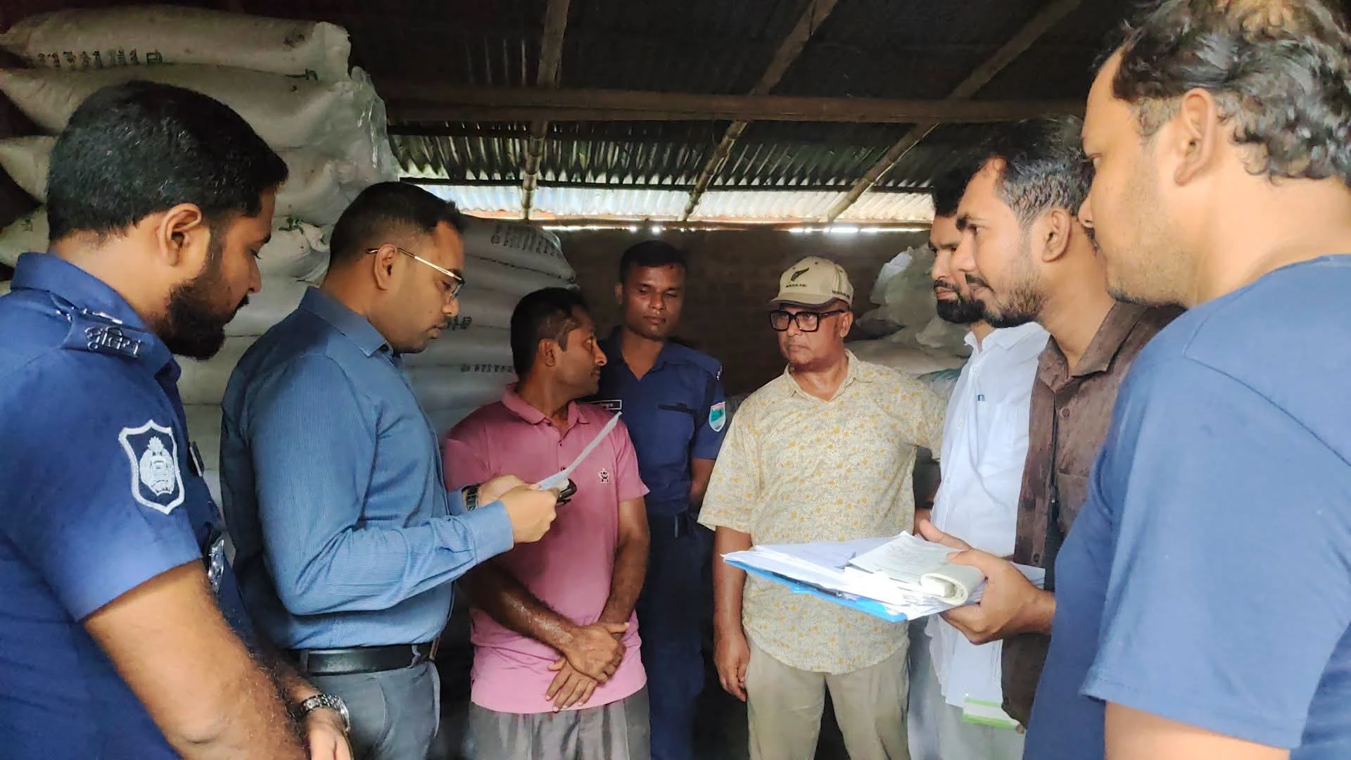চৌগাছায় সাড়ে ১৩ হাজার কেজি সার জব্দ, ২০ হাজার টাকা জরিমানা