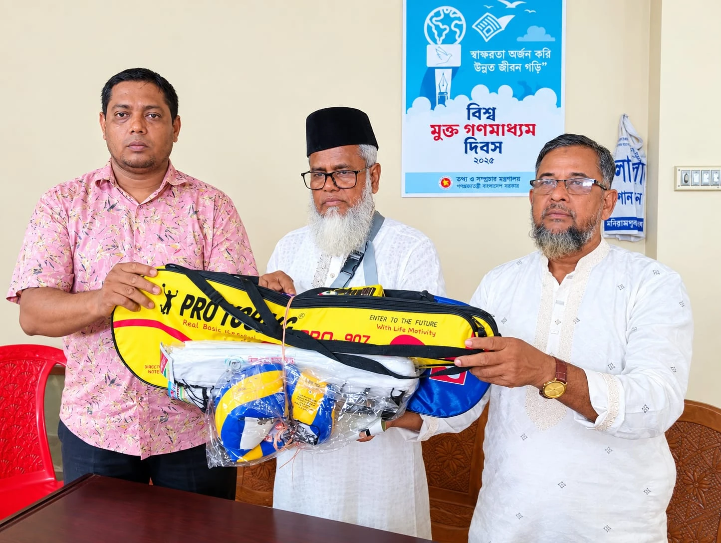 মণিরামপুরে শিক্ষা প্রতিষ্ঠান ও ক্রীড়া ক্লাবে ক্রীড়া সামগ্রী বিতরণ